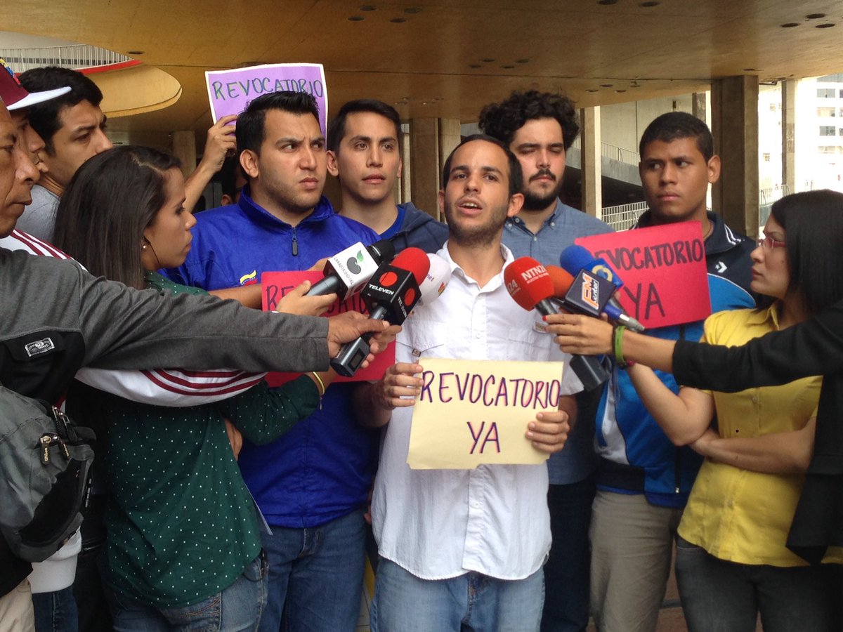 HaslerIglesias's tweet photo. Hoy volvimos al CNE, sin miedo. Si detienen a uno, tendrán a mil en la calle https://t.co/cxyktJdivH