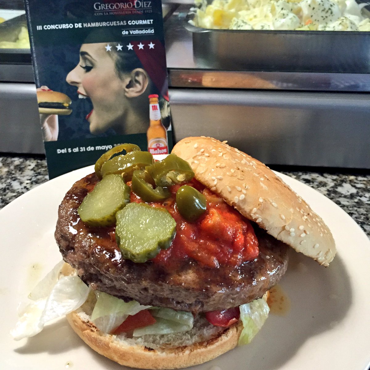 IsmaBWhite's tweet photo. Probando 'hamburguesa picante' del #CircularBar&amp;Shop de @asensiode, en III Concurso Hamburguesa Gourmet de @mahou_es https://t.co/aJLCfuRBpy