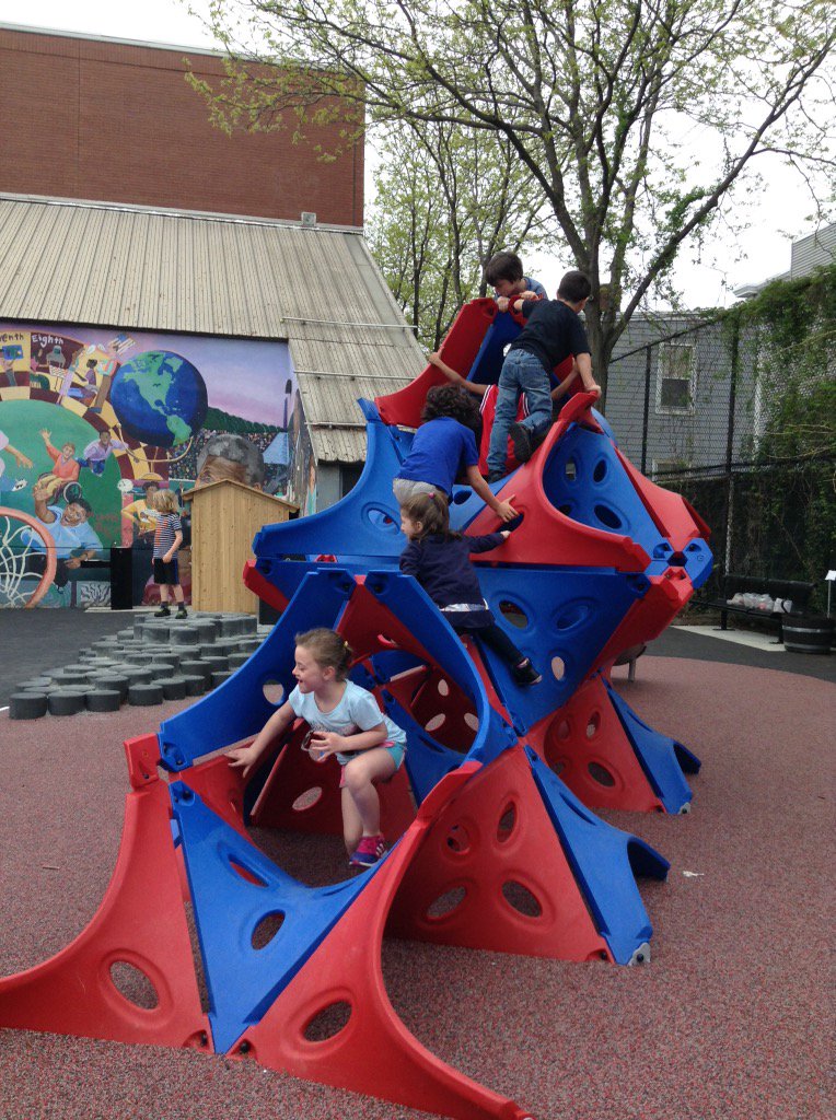Cport_First's tweet image. First graders exploring the new playground! #AndrésClass