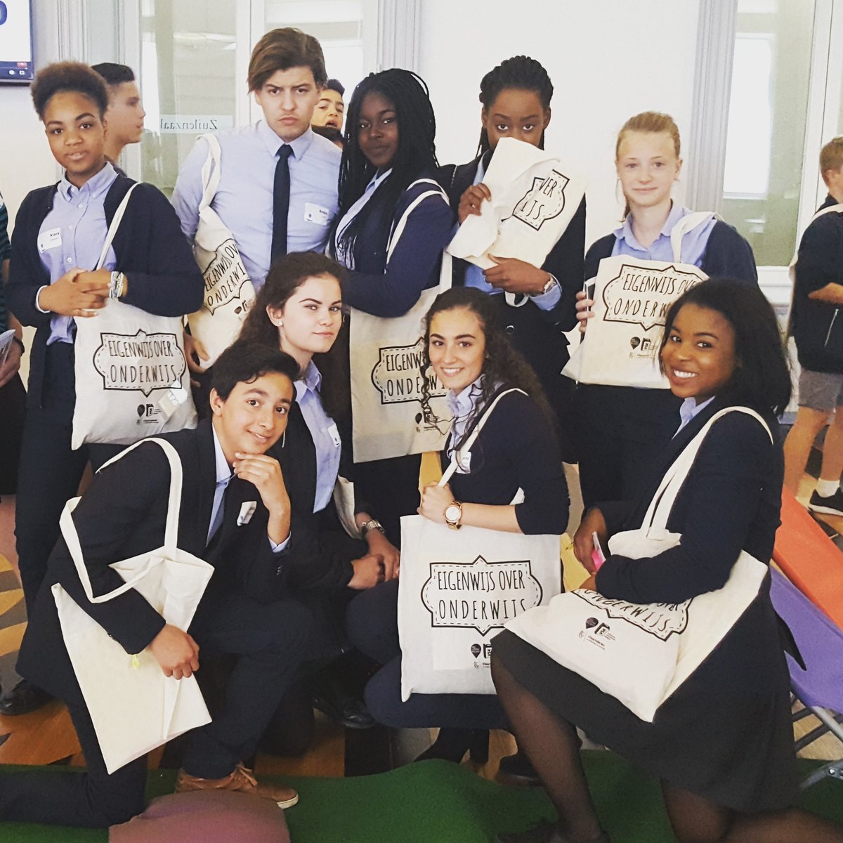 Onze congresstassen professioneel geshowd door de lln van De Dames van Antwerpen #Onderwijsfestival #eindtermen