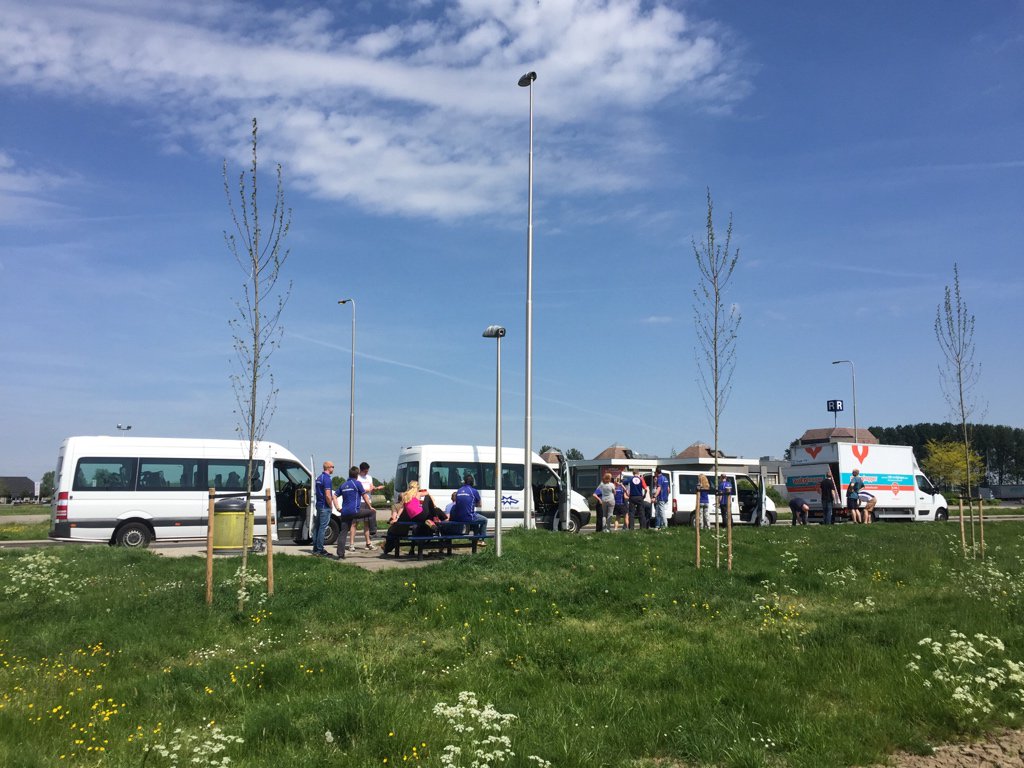 Onze hele karavaan in 1 beeld. #roparun Op naar Hamburg.