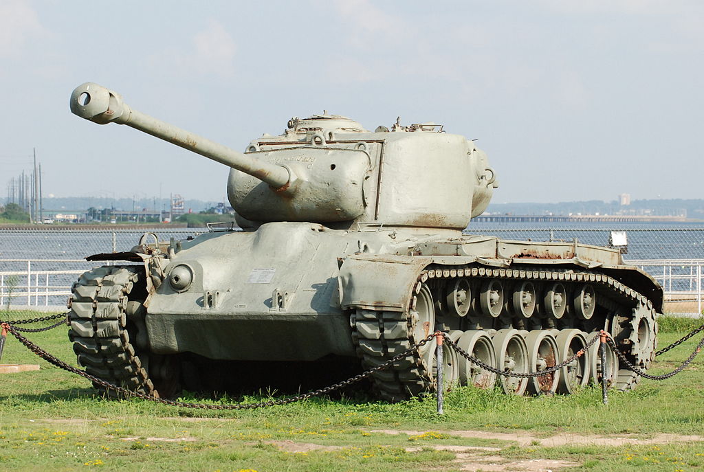 M26パーシング
アメリカ軍がドイツ軍の重戦車ティーガーに対抗するため開発した重戦車である（戦後に中戦車へと分類変更）。後にエンジン、トランスミッションを変更しM46へと変化、確立された設計思想は戦後アメリカ戦車の祖となった。