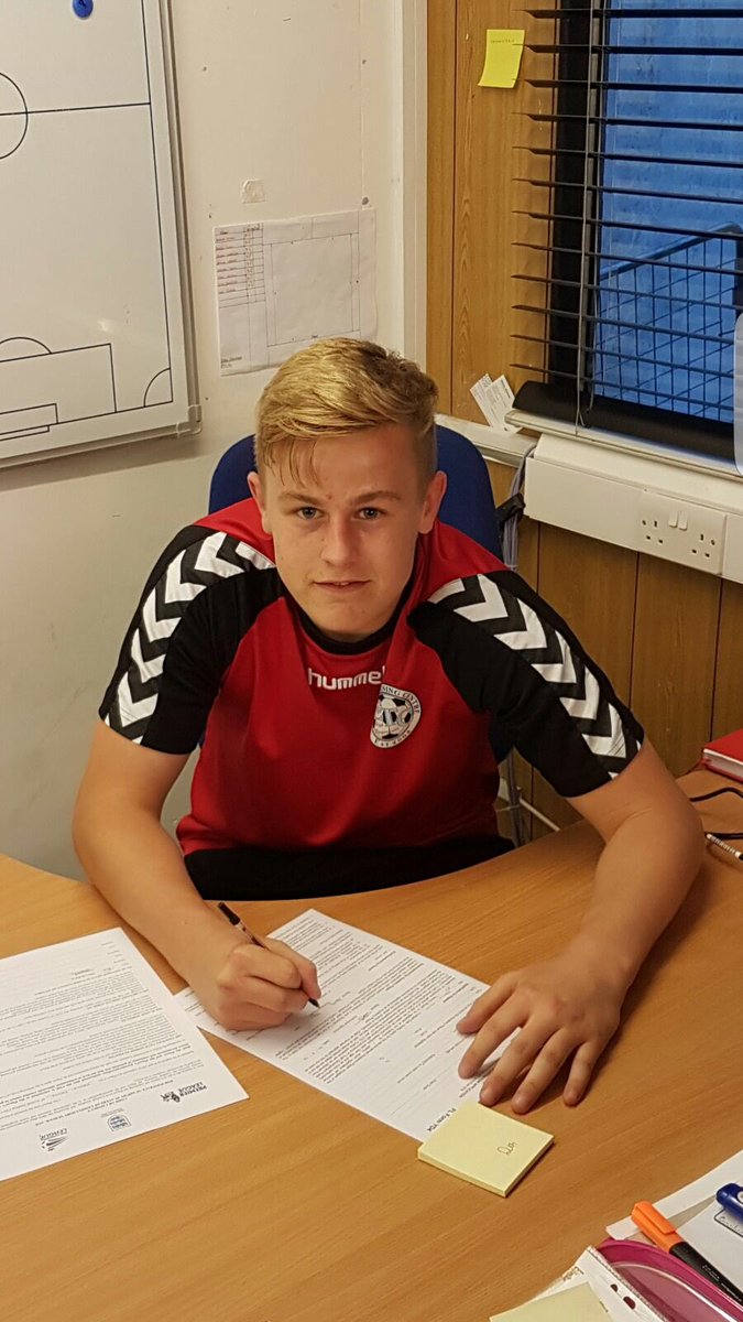 EliteTrainingCe's tweet photo. Congratulations to U15 player Harry on signing for Yeovil Town after playing in recent games for @EliteTrainingCe... https://t.co/nhcVveUdEK
