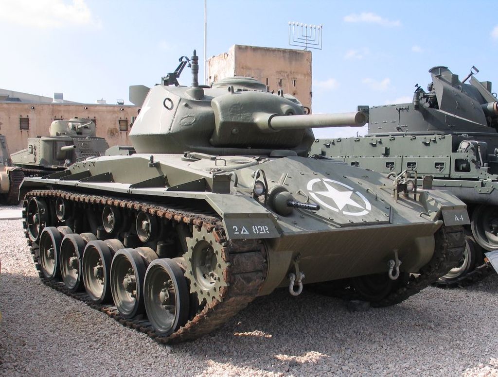 M24チャーフィー
1944年末、運用開始。「バルジの戦い」で初陣を飾った軽戦車である。機甲師団戦車大隊と機械化騎兵偵察大隊の軽戦車中隊に配備され、独軍のIV号戦車を撃破している。独軍のパンターに似た形状から誤射されることもあった。