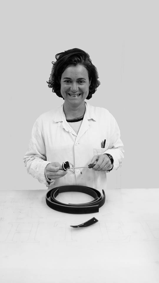 EphteeMalletier's tweet photo. Episode n°2: Volcie
Chef d'atelier maroquinerie. Elle s'occupe aussi de la facturation et de la logistique. https://t.co/N7v2gVz8ZS