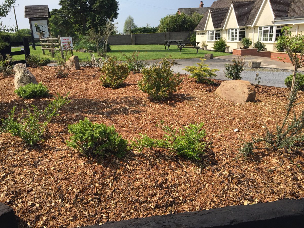 CountrymanDevon's tweet photo. Front entrance flower beds all planted up and finished. https://t.co/D9ypWSittl