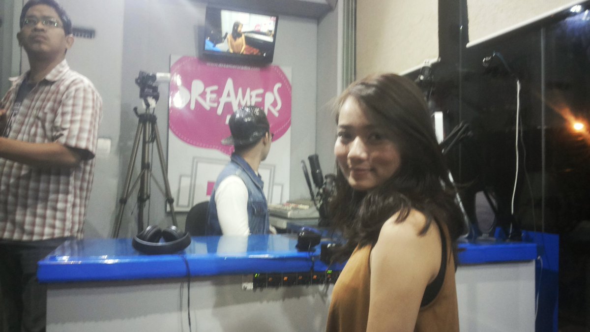 Sebentr lagi <a href="/stella_scw/">stella cornelia</a> mau mengudara nh di #fridaykustik <a href="/DreamersRadioID/">DREAMERS.ID / DREAMERS RADIO</a>