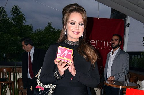 AGENCIAPHOTOAMC's tweet photo. Gabriela Spanic Presenta su Perfume Amor Total
https://t.co/H1Lk0vyqJm https://t.co/6HhjoTDJqQ