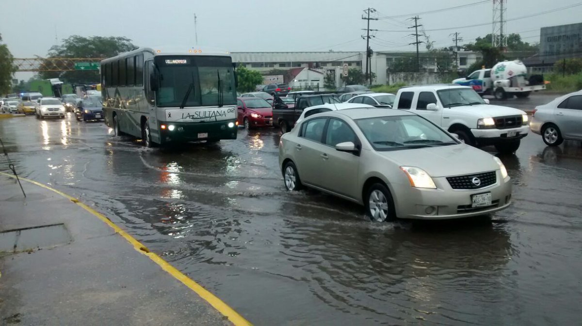 HectorTapia_'s tweet photo. #AlertaTH: Se registran encharcamientos por lluvia en la zona de Guayabal, por City Club; precaución. https://t.co/DShXKiDxVV
