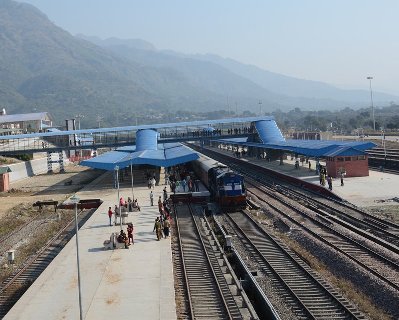 FinancialXpress's tweet image. #IndianRailways to lay tracks at 7.7 km/day, save thousands of crores with new techniques goo.gl/z8FKyN
