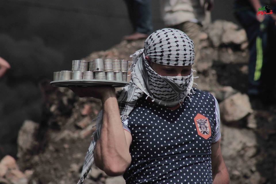بالصور :   مواجهات بين شبان وقوات الاحتلال في كفر قدوم قضاء قلقيلية اليوم.