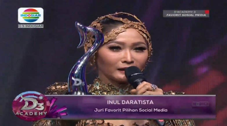 Juri Favorit Sosial Media diraih oleh Bunda Ratu <a href="/daratista_inul/">Inul Daratista</a>. #SosmedDA3