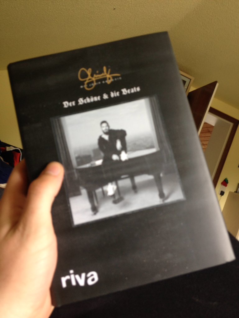 Erstes Buch was ich freiwillig lese .😂 #derschöne&amp;diebeats @ShindyCharmant