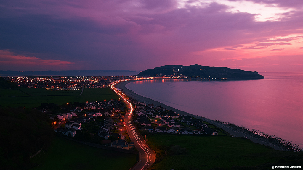 BBCWales's tweet photo. ❤ Friday night lights

🌅 A summer's evening in Llandudno is our #photooftheday 

📷 » https://t.co/zxuEdSs5aQ https://t.co/2Sk6D9tukO