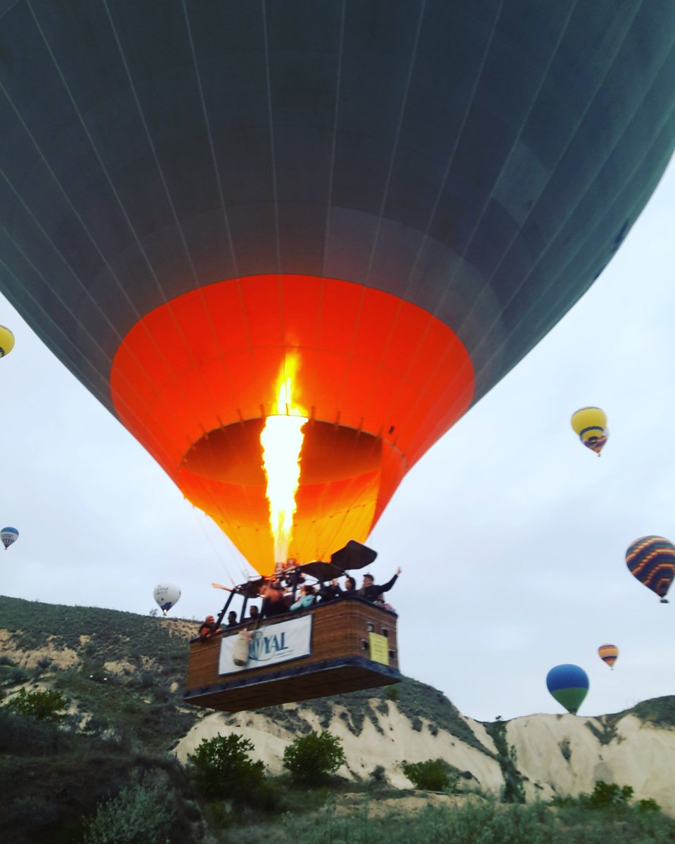 sevil_07_'s tweet photo. #cappadocia #Nevşehir #turkey
#balons #photograph #photo #anıyakala #hayatakarken #benimgözümden #hayatı_paylaş https://t.co/S5ha5EBG6M