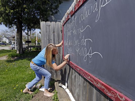 PostCrescent's tweet image. Appleton woman brings inspiration to neighborhood with blackboard and chalk ow.ly/Qtup300aRKy