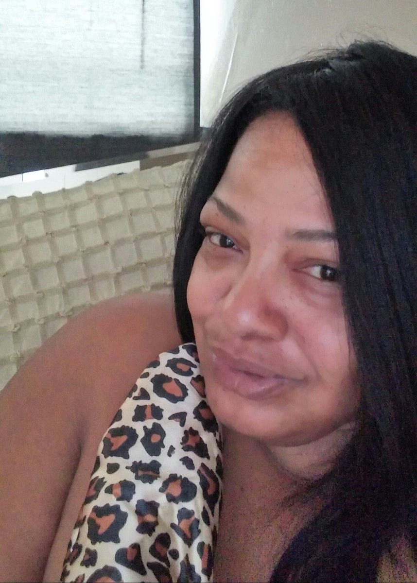 leelivesfreely's tweet photo. Got thru #TSA, finally got luggage, just checked N 4 my weekend getaway here's my #Happyfridaythe13th face! #Fun4me https://t.co/6QSwWXx8pO
