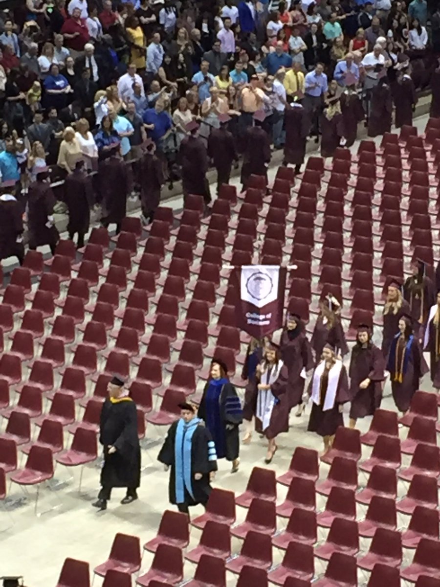 Christina_Raz26's tweet image. Good thing @mobrew lifts Made the banner look like cake weight @MSUBearsWSoccer @MissouriState 💪🐻🎓 #BearGrads #Gainz