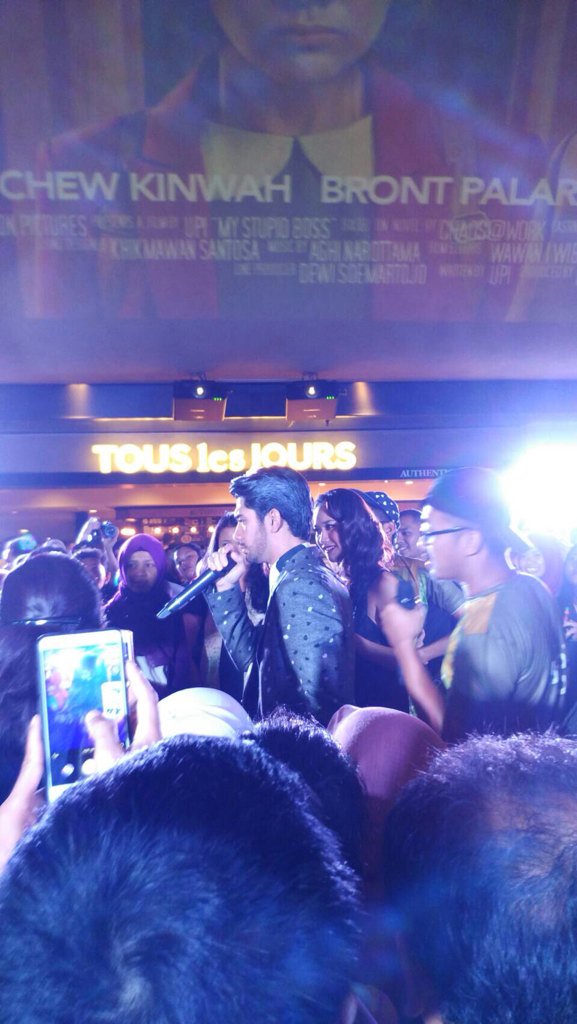 Itu Reza RT <a href="/Novieta_10/">Novie</a>: <a href="/danangpostman/">Danang Suryonegoro</a> ternyata klo di liat langsung ganteng banget #galapremiere #msb