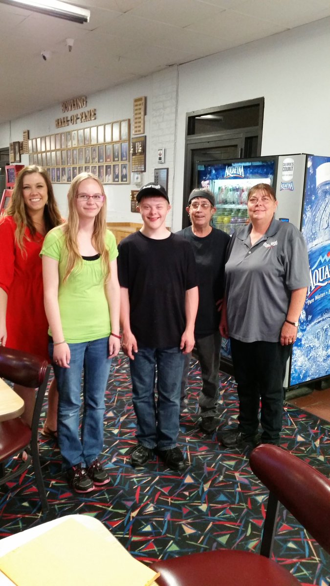 markymarkvahle's tweet photo. Wildbills presented an award of appreciation to our kids! What a great business relationship we have built!! https://t.co/ZVsZ2c8Ydw