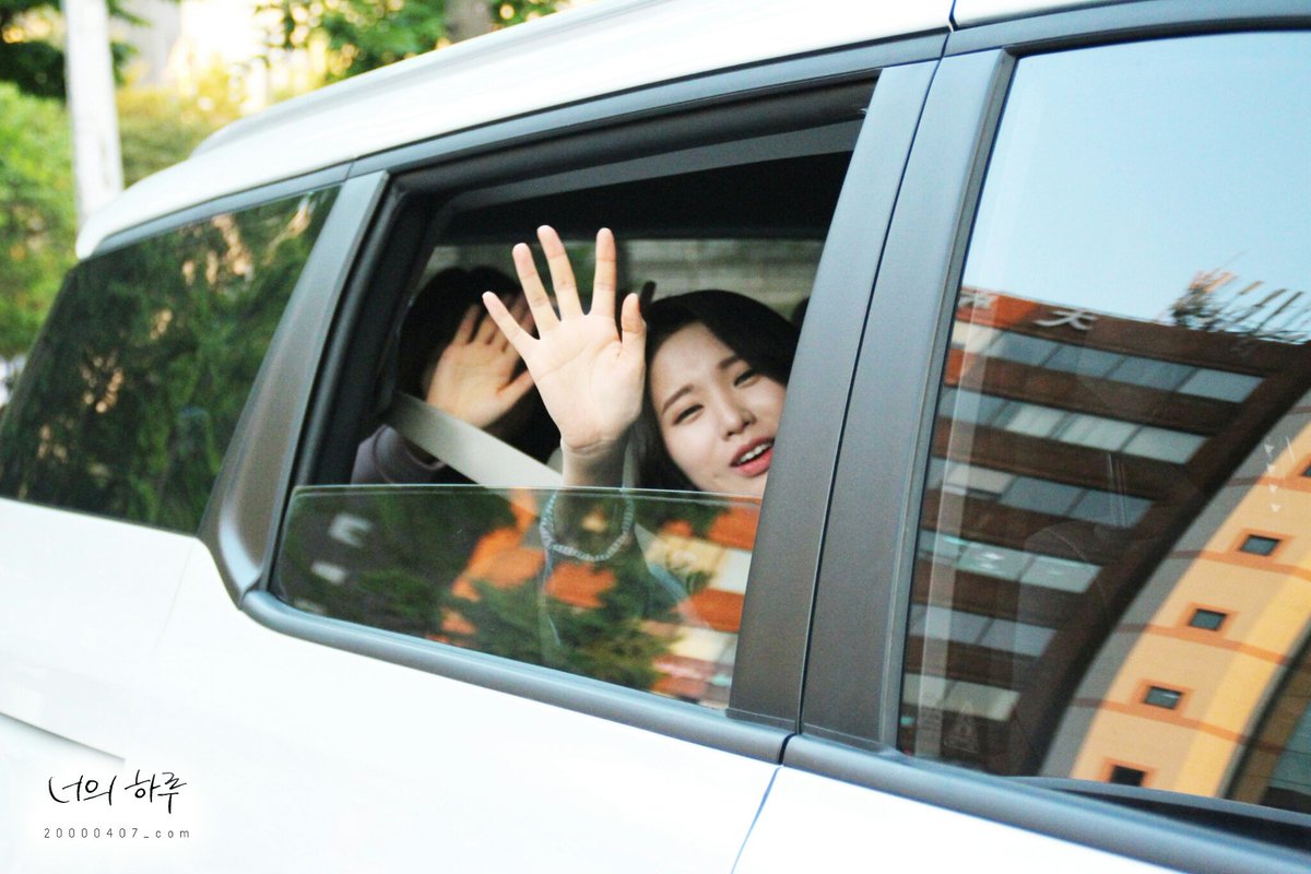 20000407_com's tweet photo. 160513 뮤직뱅크 퇴근

혜니언니 뒤에서 마지막까지 인사해줬지 우리 아리 손 좀 보세요 😂 카오ㅏ이 ...💛 

#MIXX #믹스 #ARIE #아리 #OHMAMIND @mixx__official https://t.co/A0jsJc1ISc