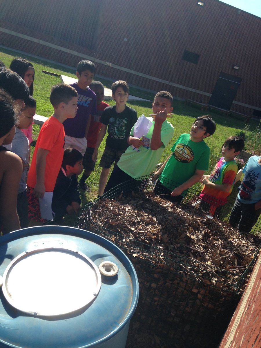mathstellar's tweet photo. Passionate learners teaching their peers about compost. #compoststew #austinSEM #austinlearns #greatwork https://t.co/uJqYzeRkWh
