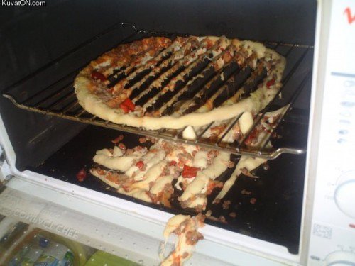 Hazz's tweet image. da fuck happened to my pizza