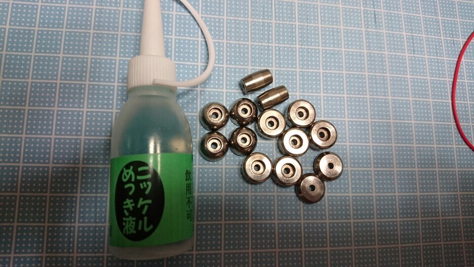 greatdragons's tweet photo. 昨日のニッケルメッキ液が意外と反響大きかったので追記
液をタミヤの瓶に入れて針金を漬けプラス電極にする
ピンセットをマイナスに繋いでマスダン刺してドブ漬け3秒で完成
電源はモーター慣らし使ってますが2〜3Vあれば可 https://t.co/uq9xiCw86t