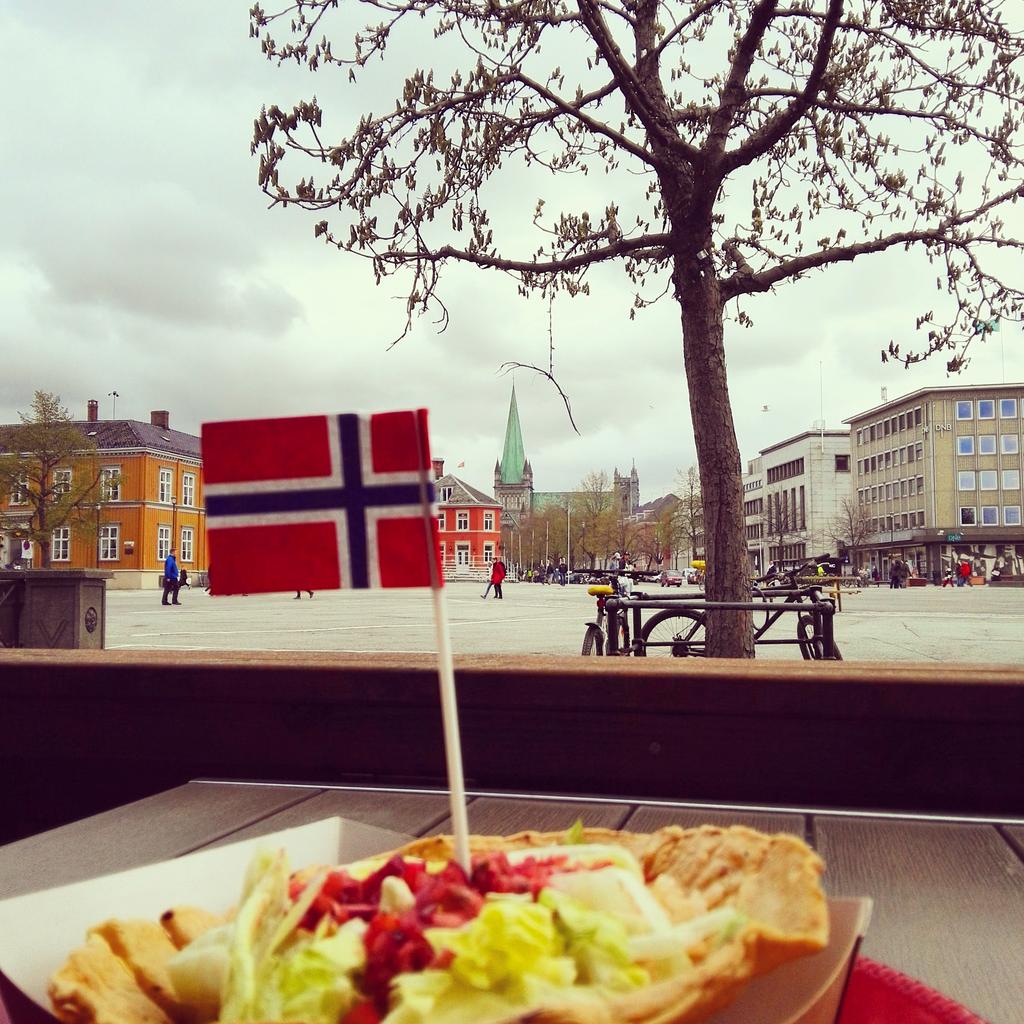 HowToTaco's tweet photo. Da er vi klare for helg, pinse og 17. Mai! Name it! Uteserveringa åpner i morgen 14.00🎉🎉🎉 https://t.co/GzEXVLMDKM