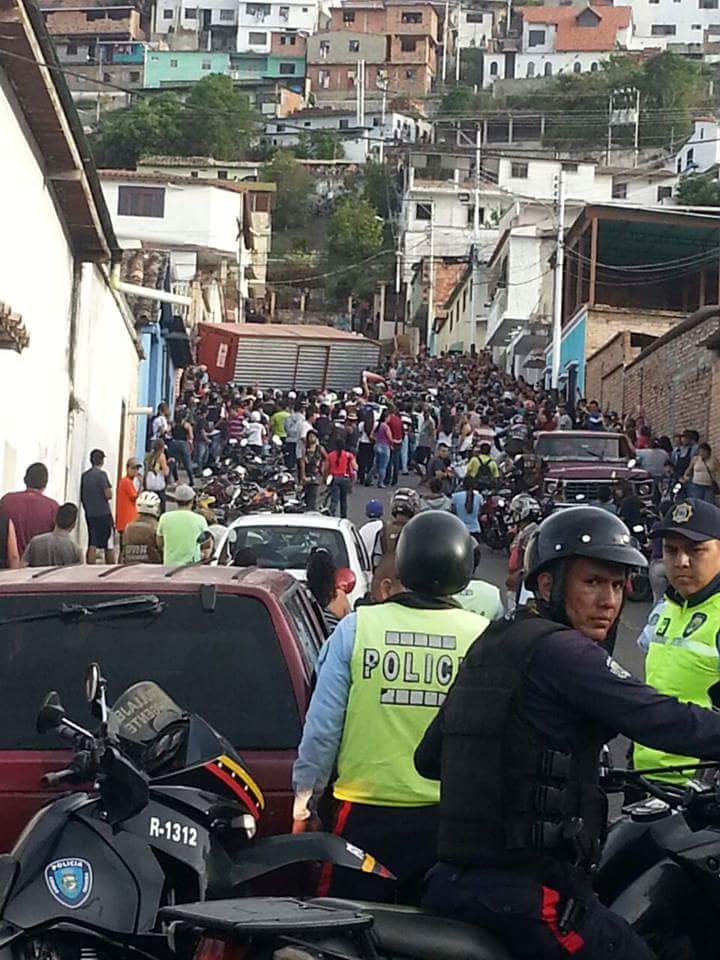 Saqueos de Camiones de Comida en Tachira, Caos en todo el pais. La explocion social llegó a Vzla