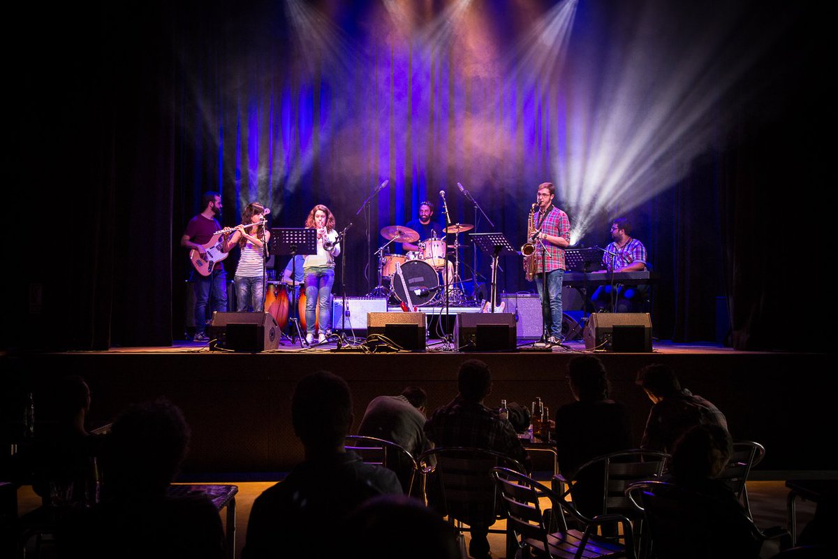 familiarfest's tweet photo. "@Lacapsa: Avui celebrem la primavera amb una #JamSession indoor a la sala!  Ens veiem a les 20 h!   https://t.co/pS8dk7s4o7" Theremiiiiin!