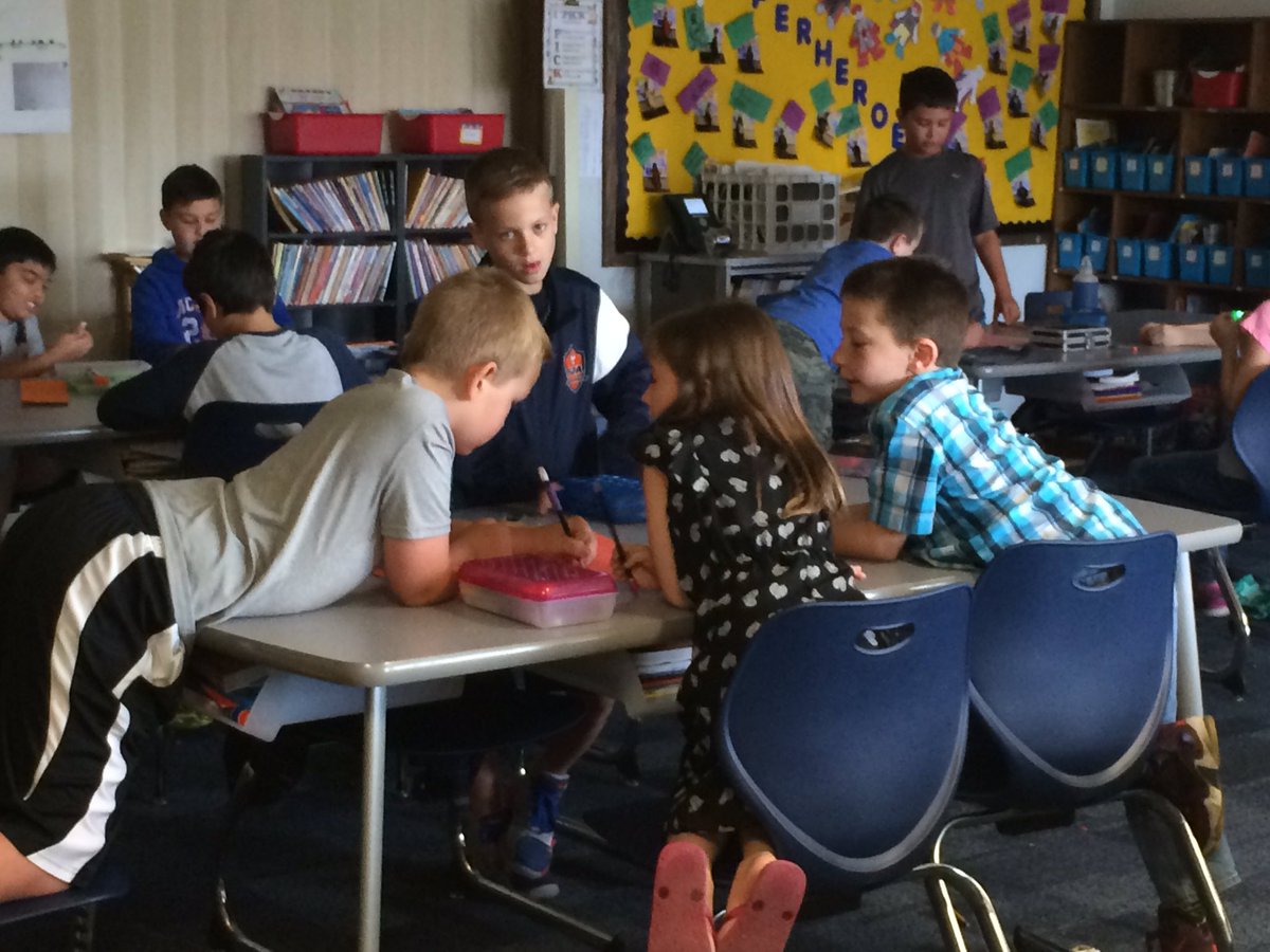 SRMGrade6's tweet photo. Genius Invention Hour! #futureready #collaborationMRE https://t.co/dfYGwg7B3q