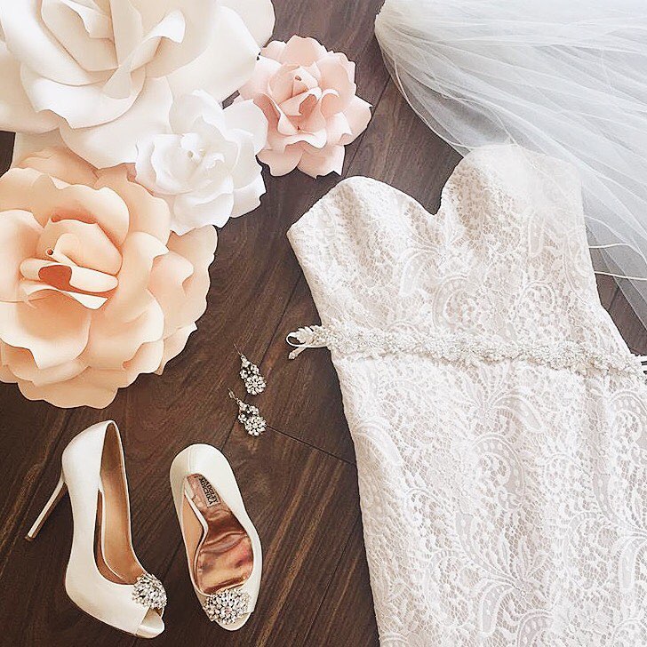 Pretty details from Isabellas Bridal feat. 'Hazel' earrings, 'Samantha' veil &amp; 'Whitney' duet. 💕