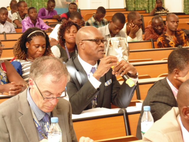 Geo_Univlome's tweet photo. Echanges entre les participants pour la mise en place d'un réseau de commerce #GeoconfLomé2016 @228Viwo @228Events https://t.co/yfKUdLpmB9