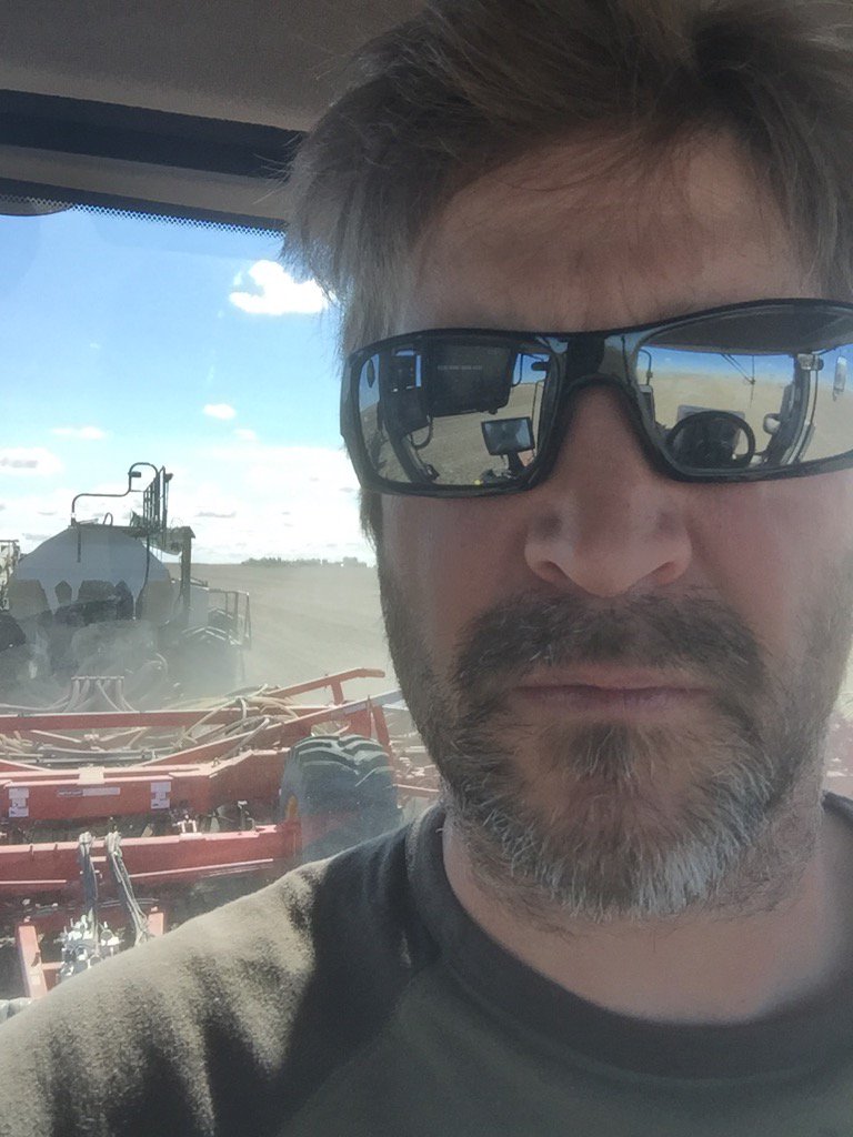 DirtFarmerMcB's tweet photo. @Seedingbeards Day13 not too scruffy another week to grow. Drought bringing out the grey. #LookinAged #plant16 https://t.co/crD1ckByQG