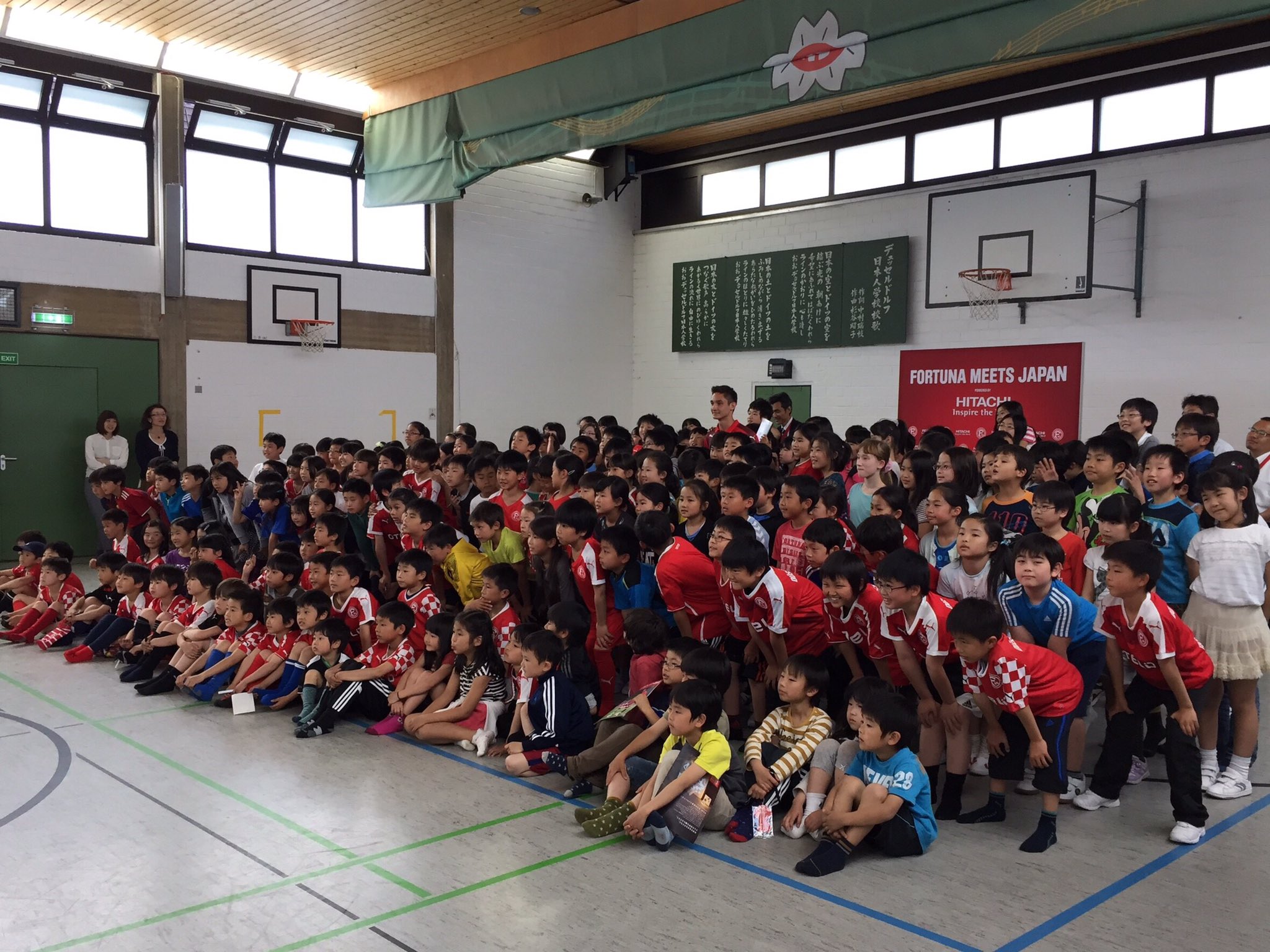 Justin Kinjo على تويتر デュッセルドルフ日本人学校を訪問してきました 子供達がフォルトゥナのユニホームを着てくれてて 嬉しかったな O 多くの方々に応援してもらえる選手になれるように頑張ります