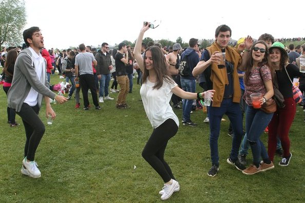 esRadio_CyL's tweet photo. #Palencia Cerca de 10.000 jóvenes celebran en el Parque Ribera Sur las fiestas patronales de Ingenierías Agrarias. https://t.co/TvXGc31moL