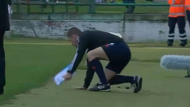 blogtimedefora's tweet photo. Quarto árbitro é flagrado trabalhando bêbado no Campeonato Tcheco; veja vídeo https://t.co/G2Xwb9gv9F https://t.co/vJVnPO2CnT