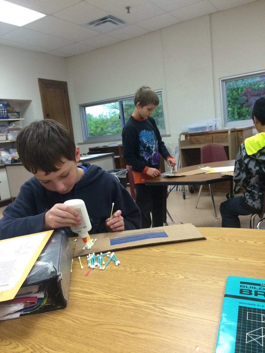 MrsSchwarz3's tweet photo. The #4thgrade Young Scholars @SumnerElem are building q-tip bridges. #SumnerGT https://t.co/E2IPOIDzbb
