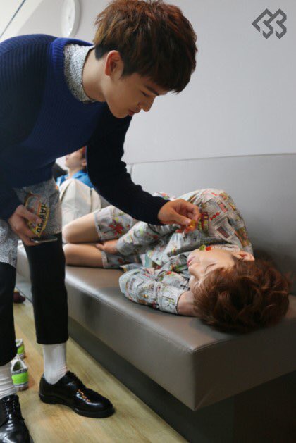 똑바로 잘 때와 옆으로 잘 때 ㅋㅋㅋ