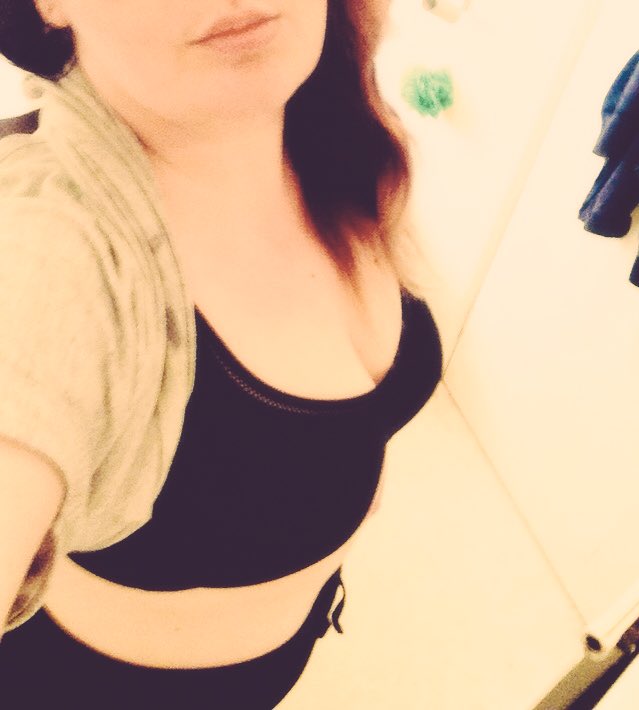 Lizzie_Squires's tweet photo. Going to the gym in a bit need to work off the ice cream lol 😂#Letthepaincommence #newgymwear 😀👍 https://t.co/vVffQkPtz4