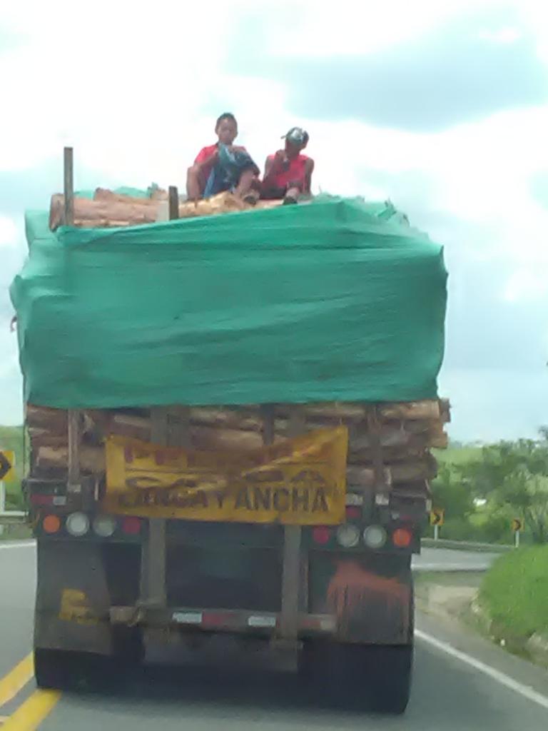 luzuribem's tweet photo. @elheraldoco hola esta foto la tome viajando taller d sincelejos el Carmen d Bolívar el conductor no se dio d cuenta https://t.co/NkHiEUby2q