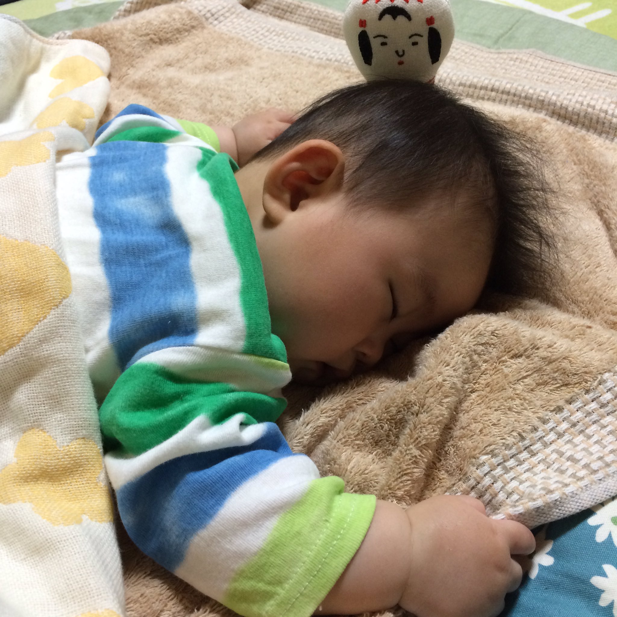 Boco凹 髙杉佐恵 吉成佐恵 寝返りが出来るようになって3週間 うつ伏せ寝や横向きで寝るようになった その姿も愛おしい 今 シャッターを切りたいけど 暗いし起きちゃうし撮れない笑 横向きに寝ている顔と腕の短さがたまらない あ オナラした笑
