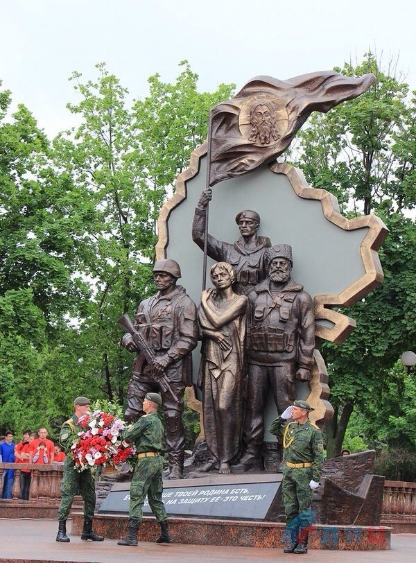 Вчера в Луганске открыли памятник защитникам Народной Республики.

Чтобы память об их мужестве жила вечно!