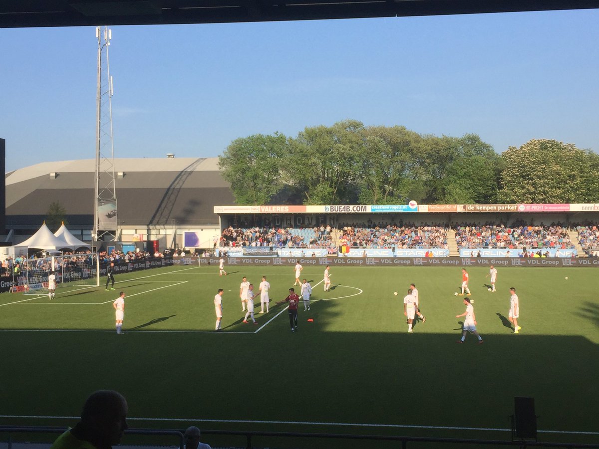 De spelers van NAC pakken het avondzonnetje mee tijdens de warming-up. Nog 10 minuten! #NACpraat #fceNAC