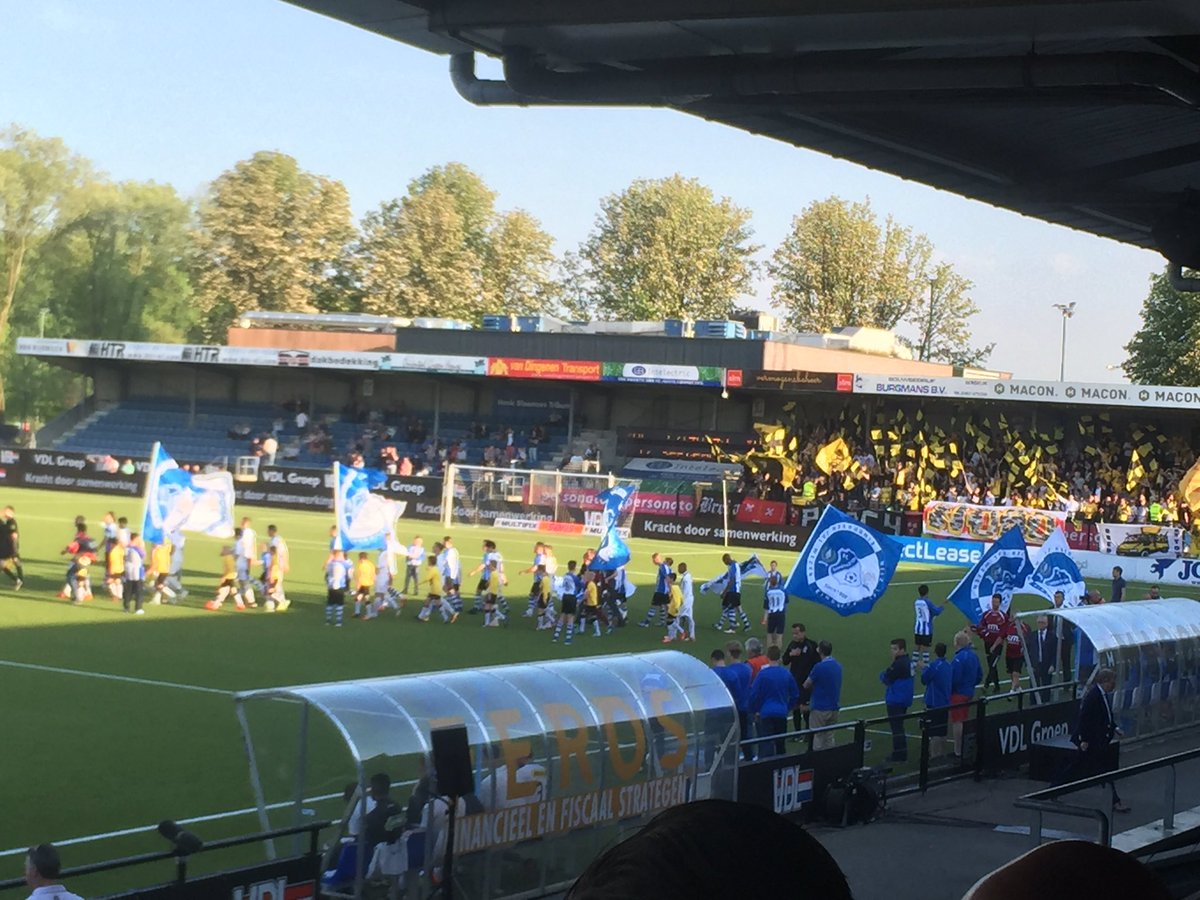 Een ramvol uitvak juicht de spelers toe als ze het veld opkomen. We gaan beginnen! #NACpraat #fceNAC