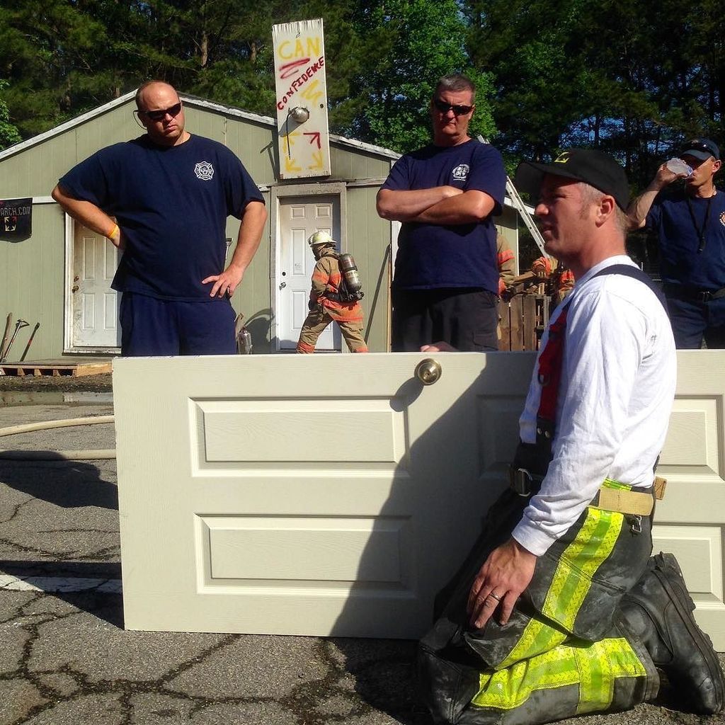 vententersearch's tweet photo. Jimm Walsh showing students the benefits of hollow core doors at #MAFFC 2016. #CanConfidence #VentEnterSearch https://t.co/vtS5MJ7VTf