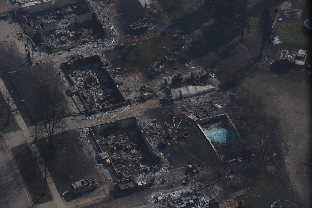 JustinTrudeau's tweet image. Over Fort Mac today. We owe our gratitude to the firefighters who worked so hard to preserve and protect the city.