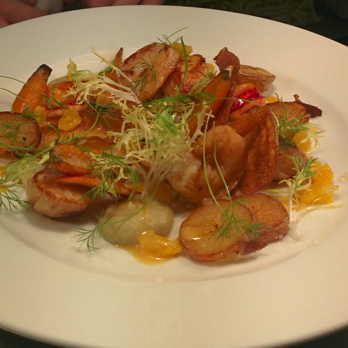 hugosrest's tweet photo. It's a day for sun. It's a day for wine. It's a day for scallops, prawns and lobster with citrus fruits and fennel ☀ https://t.co/sb4YkFDC3J