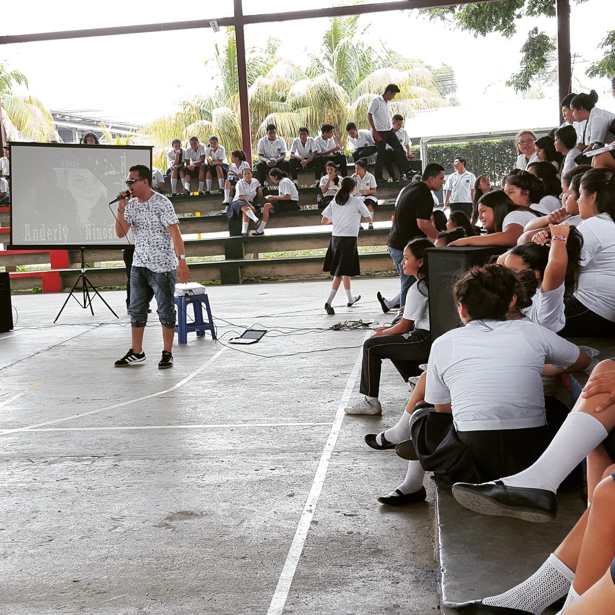 babhn's tweet photo. Show en Vivo desde El Instituto Notre Dame... En La ciudad de El Progreso. Honduras  #ThisIsBAB https://t.co/kWmZn2JKEA